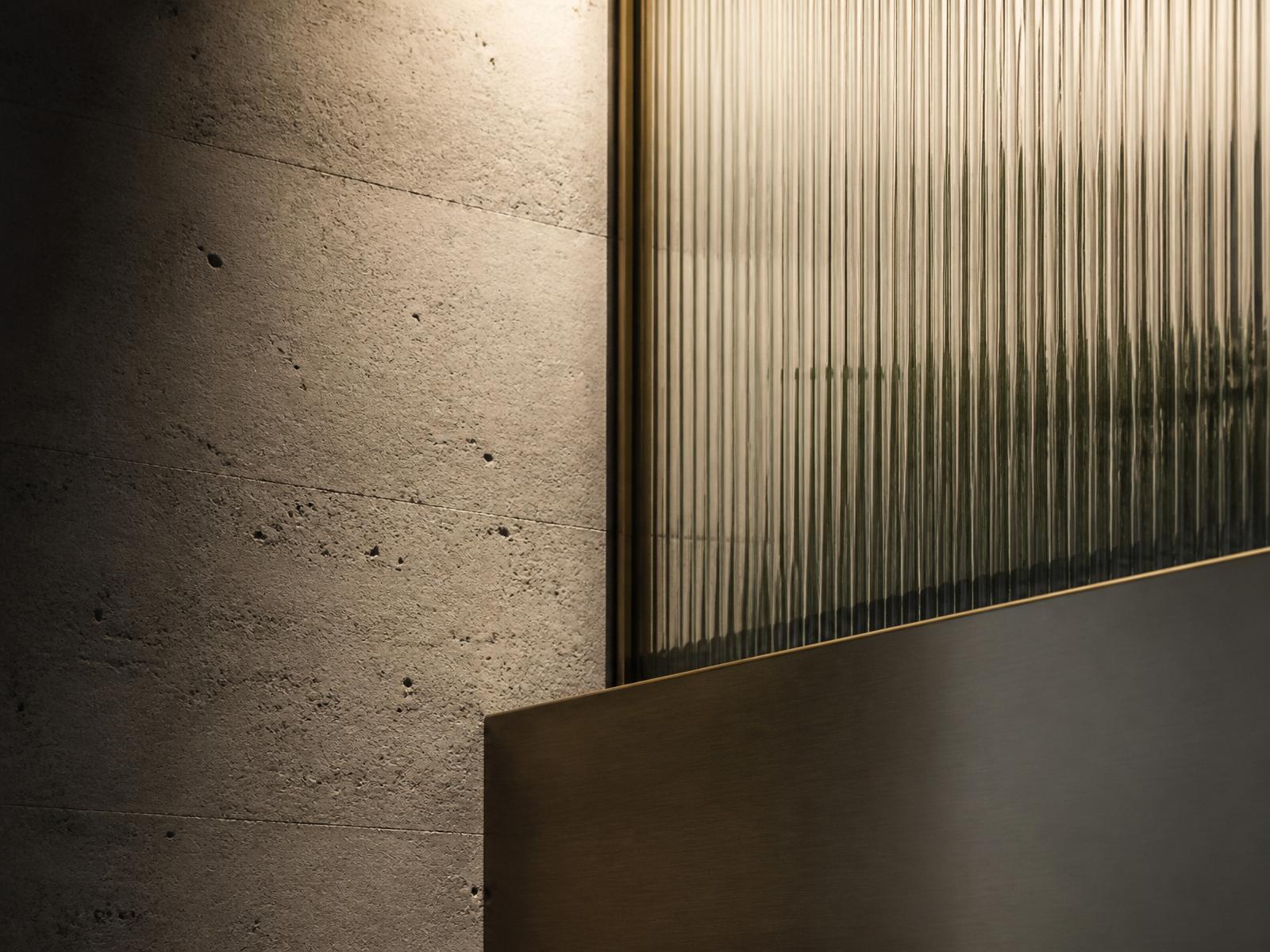 Materiales — concreto, vidrio acanalado y bronce